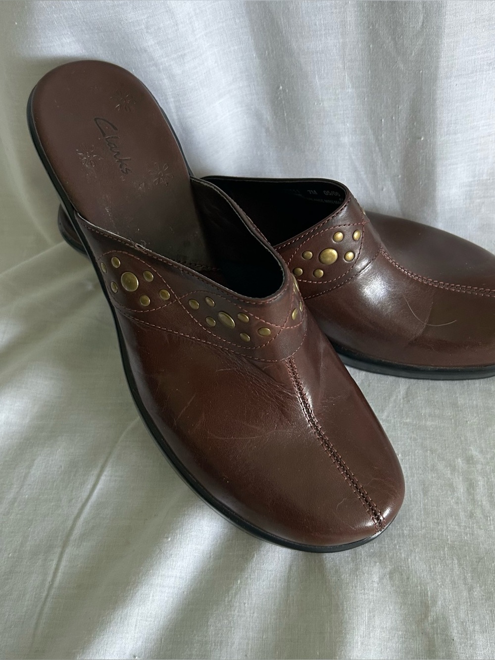 CLARKS Women’s Bendables Dark Brown Leather Studded Clog Mules Size 7